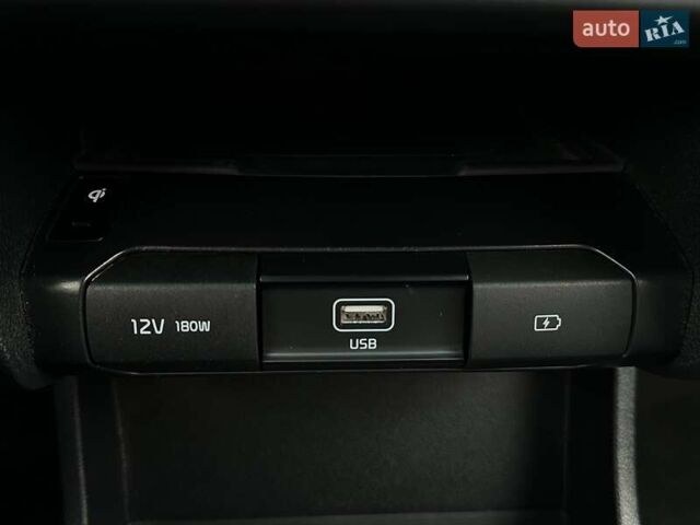 Сірий Кіа Niro, об'ємом двигуна 0 л та пробігом 44 тис. км за 24200 $, фото 6 на Automoto.ua