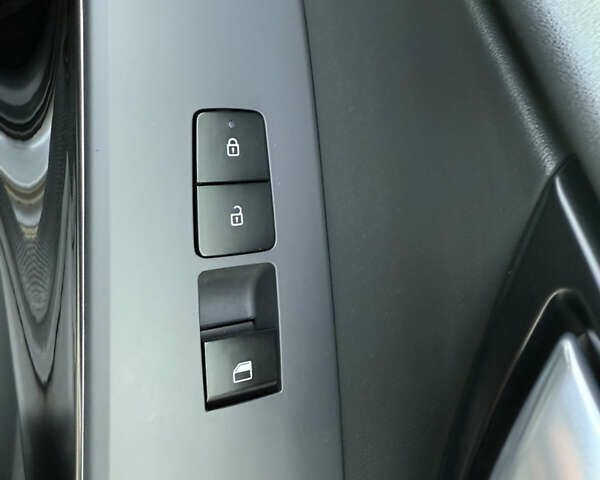 Серый Киа Niro, объемом двигателя 0 л и пробегом 95 тыс. км за 22700 $, фото 65 на Automoto.ua