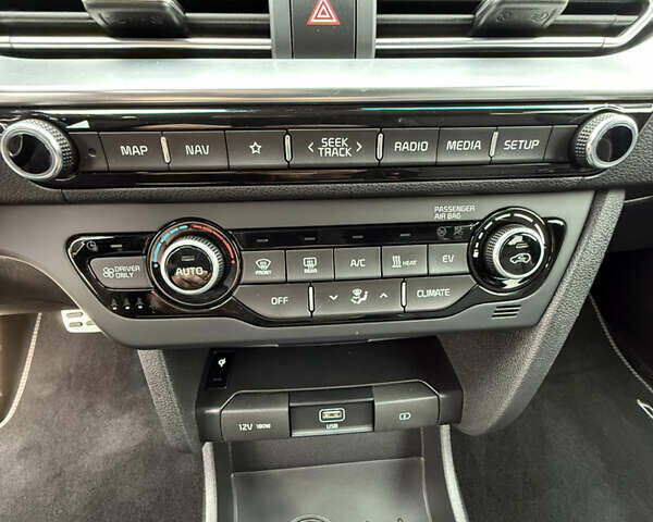 Серый Киа Niro, объемом двигателя 0 л и пробегом 37 тыс. км за 24400 $, фото 22 на Automoto.ua