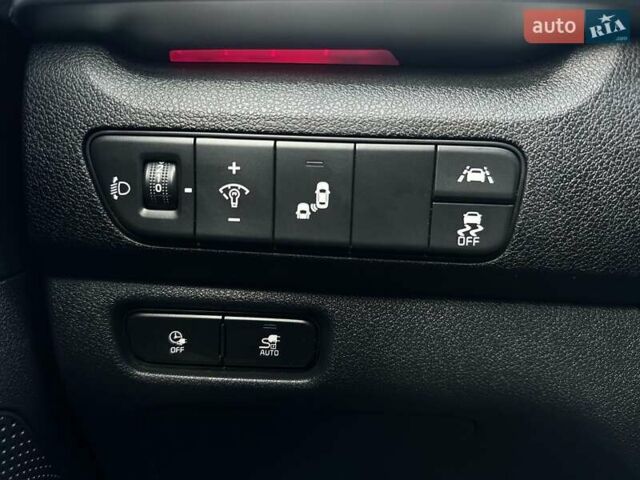 Серый Киа Niro, объемом двигателя 0 л и пробегом 73 тыс. км за 24900 $, фото 40 на Automoto.ua