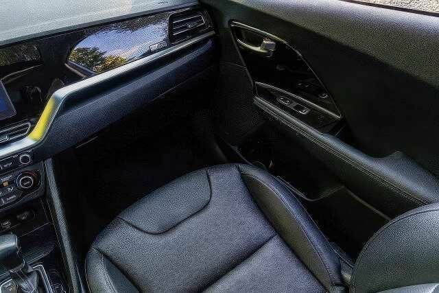 Серый Киа Niro, объемом двигателя 1.6 л и пробегом 55 тыс. км за 7000 $, фото 13 на Automoto.ua