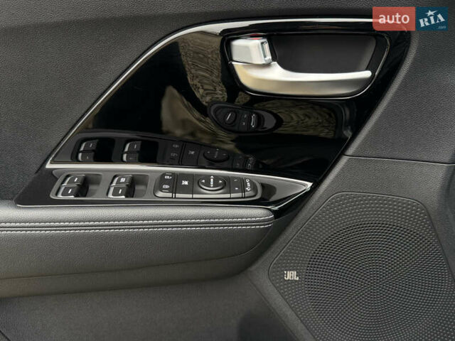 Серый Киа Niro, объемом двигателя 0 л и пробегом 70 тыс. км за 24400 $, фото 5 на Automoto.ua
