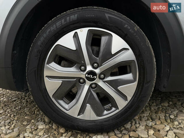 Серый Киа Niro, объемом двигателя 0 л и пробегом 70 тыс. км за 24400 $, фото 29 на Automoto.ua