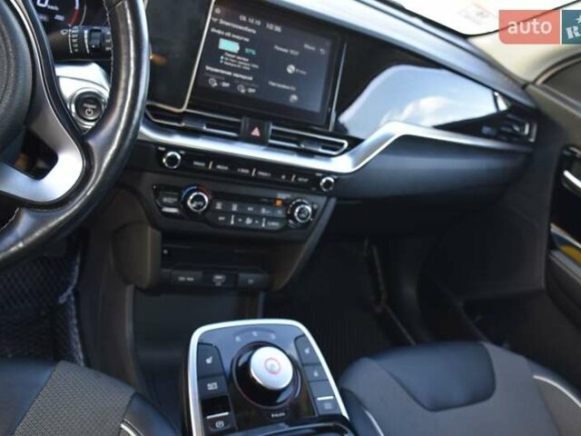 Серый Киа Niro, объемом двигателя 0 л и пробегом 98 тыс. км за 19500 $, фото 19 на Automoto.ua
