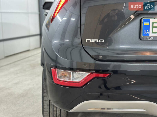 Серый Киа Niro, объемом двигателя 0 л и пробегом 120 тыс. км за 20900 $, фото 48 на Automoto.ua