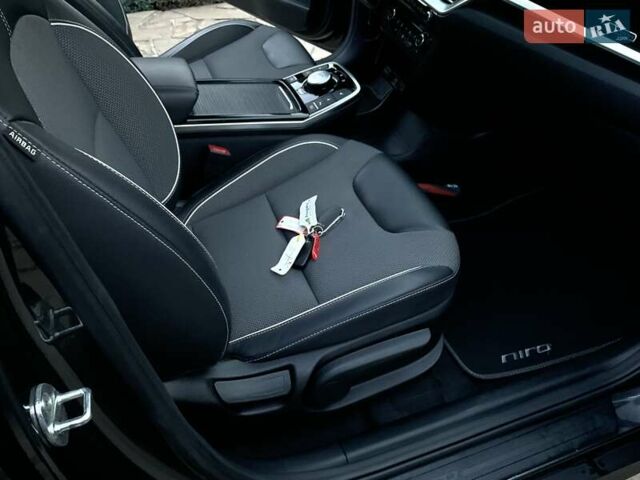 Серый Киа Niro, объемом двигателя 0 л и пробегом 82 тыс. км за 15999 $, фото 30 на Automoto.ua