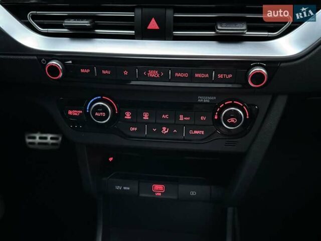 Сірий Кіа Niro, об'ємом двигуна 0 л та пробігом 72 тис. км за 22999 $, фото 55 на Automoto.ua