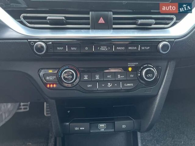 Серый Киа Niro, объемом двигателя 0 л и пробегом 74 тыс. км за 22700 $, фото 32 на Automoto.ua