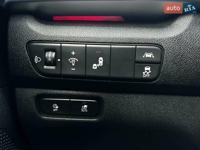 Сірий Кіа Niro, об'ємом двигуна 0 л та пробігом 73 тис. км за 23900 $, фото 8 на Automoto.ua