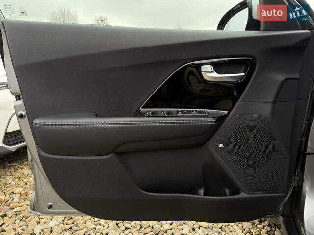 Серый Киа Niro, объемом двигателя 0 л и пробегом 70 тыс. км за 24400 $, фото 34 на Automoto.ua