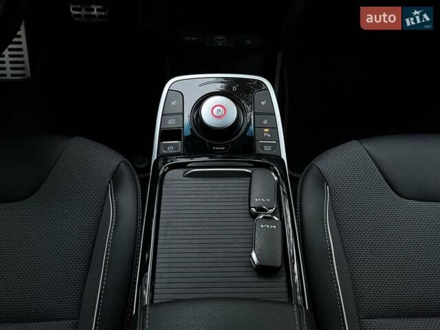 Сірий Кіа Niro, об'ємом двигуна 0 л та пробігом 72 тис. км за 22999 $, фото 56 на Automoto.ua