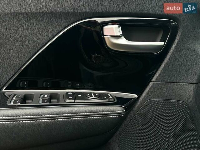 Серый Киа Niro, объемом двигателя 0 л и пробегом 44 тыс. км за 24900 $, фото 2 на Automoto.ua