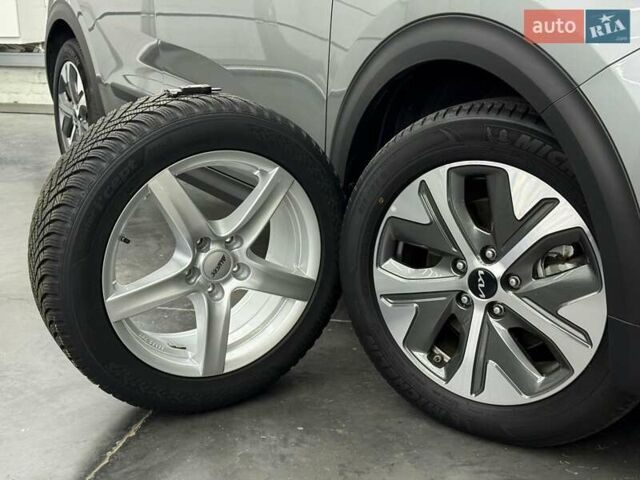 Серый Киа Niro, объемом двигателя 0 л и пробегом 22 тыс. км за 25107 $, фото 13 на Automoto.ua