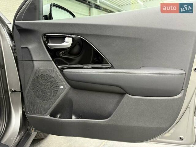 Серый Киа Niro, объемом двигателя 0 л и пробегом 22 тыс. км за 25107 $, фото 29 на Automoto.ua