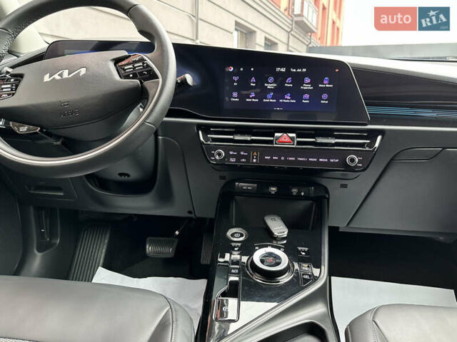 Серый Киа Niro, объемом двигателя 0 л и пробегом 120 тыс. км за 21850 $, фото 81 на Automoto.ua