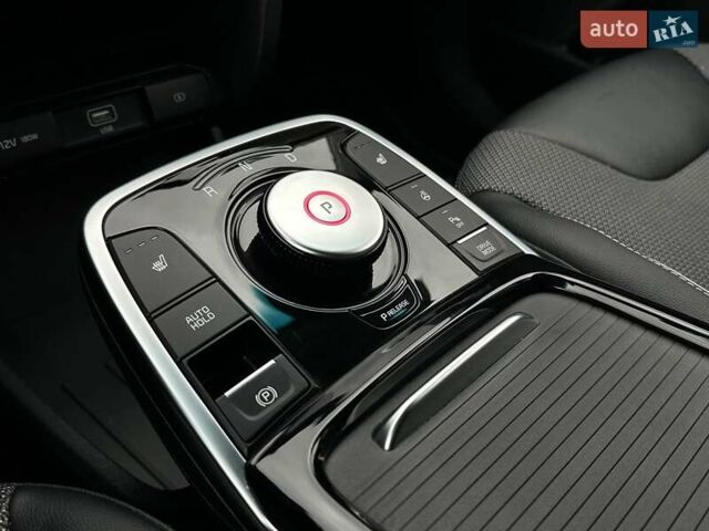 Серый Киа Niro, объемом двигателя 0 л и пробегом 44 тыс. км за 24900 $, фото 8 на Automoto.ua