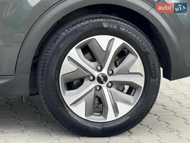 Сірий Кіа Niro, об'ємом двигуна 0 л та пробігом 81 тис. км за 18700 $, фото 12 на Automoto.ua
