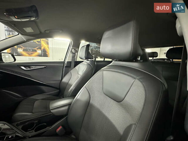 Серый Киа Niro, объемом двигателя 0 л и пробегом 120 тыс. км за 20900 $, фото 66 на Automoto.ua