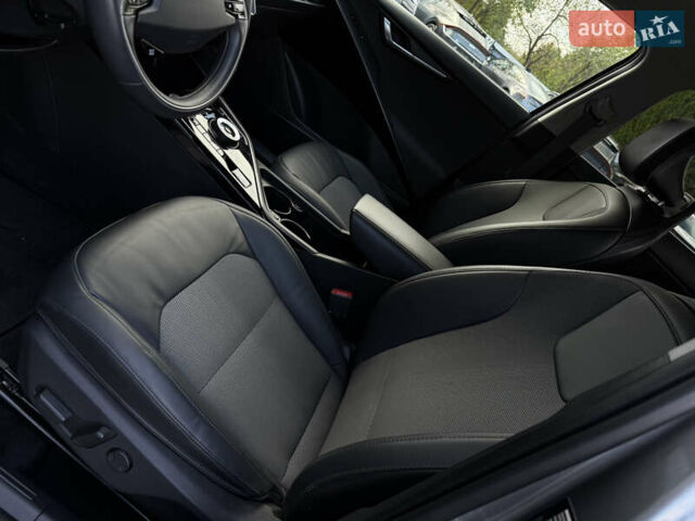 Серый Киа Niro, объемом двигателя 0 л и пробегом 95 тыс. км за 22700 $, фото 47 на Automoto.ua