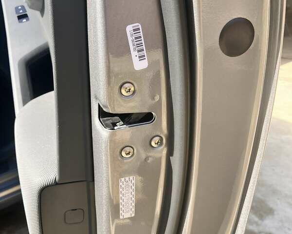 Серый Киа Niro, объемом двигателя 0 л и пробегом 133 тыс. км за 20700 $, фото 7 на Automoto.ua