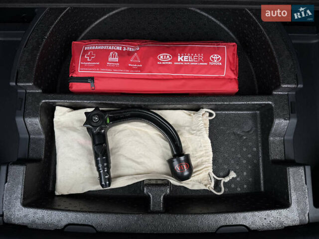 Серый Киа Niro, объемом двигателя 0 л и пробегом 70 тыс. км за 24400 $, фото 100 на Automoto.ua