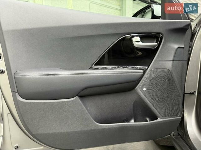 Серый Киа Niro, объемом двигателя 0 л и пробегом 22 тыс. км за 25107 $, фото 16 на Automoto.ua