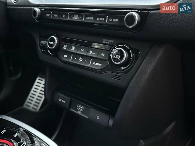Сірий Кіа Niro, об'ємом двигуна 0 л та пробігом 72 тис. км за 22999 $, фото 61 на Automoto.ua