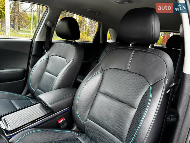 Серый Киа Niro, объемом двигателя 0 л и пробегом 37 тыс. км за 24800 $, фото 37 на Automoto.ua