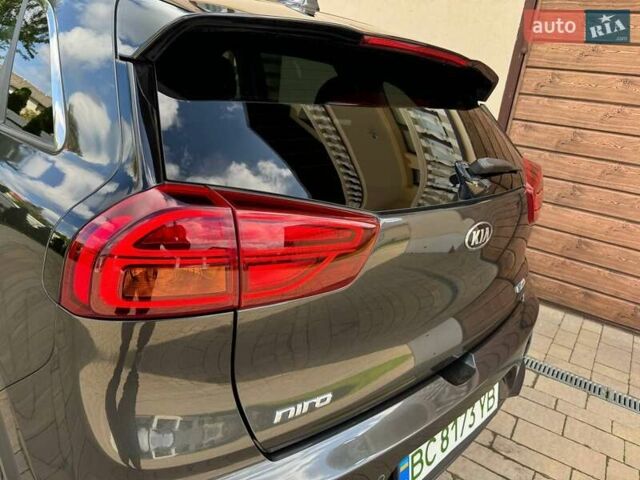 Сірий Кіа Niro, об'ємом двигуна 0 л та пробігом 69 тис. км за 23999 $, фото 26 на Automoto.ua