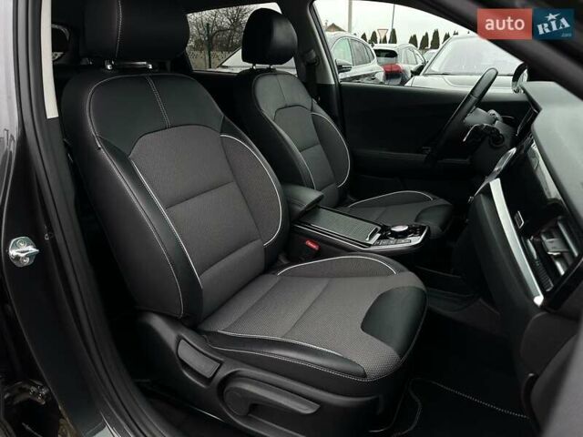 Серый Киа Niro, объемом двигателя 0 л и пробегом 37 тыс. км за 24900 $, фото 87 на Automoto.ua