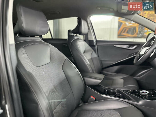 Серый Киа Niro, объемом двигателя 0 л и пробегом 120 тыс. км за 20900 $, фото 80 на Automoto.ua