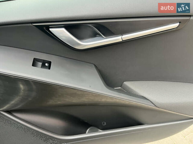 Серый Киа Niro, объемом двигателя 0 л и пробегом 43 тыс. км за 26700 $, фото 32 на Automoto.ua