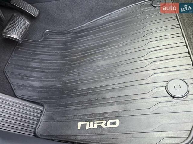 Сірий Кіа Niro, об'ємом двигуна 0 л та пробігом 42 тис. км за 25950 $, фото 60 на Automoto.ua