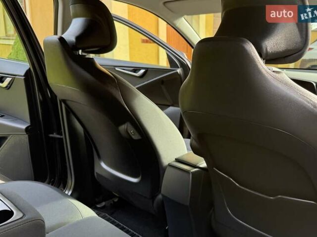 Сірий Кіа Niro, об'ємом двигуна 0 л та пробігом 42 тис. км за 25950 $, фото 78 на Automoto.ua