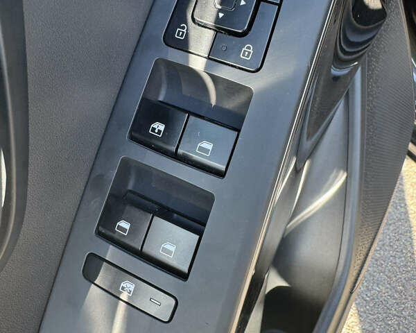 Серый Киа Niro, объемом двигателя 0 л и пробегом 32 тыс. км за 24800 $, фото 12 на Automoto.ua