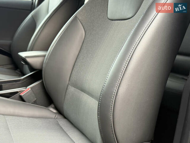 Сірий Кіа Niro, об'ємом двигуна 0 л та пробігом 35 тис. км за 23900 $, фото 51 на Automoto.ua