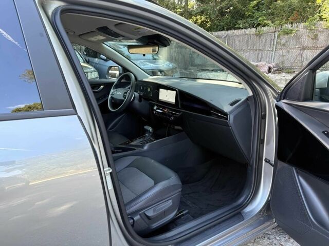 Киа Niro 2023 в Мукачеве на Automoto.ua Серый Киа Niro, объемом двигателя 1.6 л и пробегом 18 тыс. км за 17000 $, фото 12 на Automoto.ua