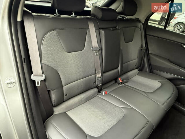 Сірий Кіа Niro, об'ємом двигуна 0 л та пробігом 35 тис. км за 23900 $, фото 80 на Automoto.ua