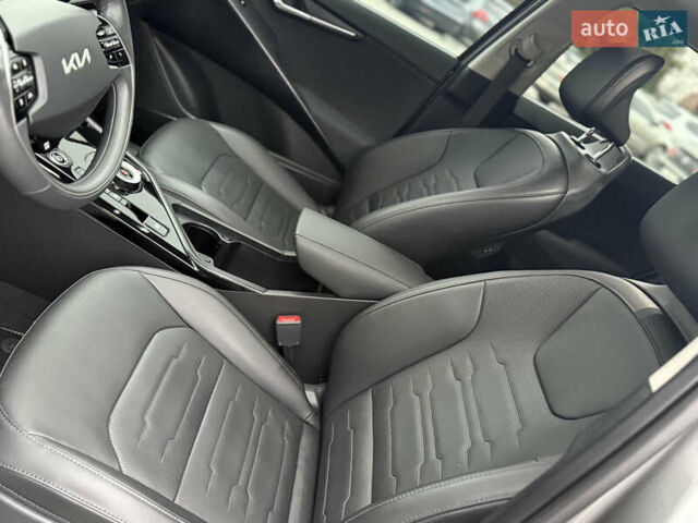 Серый Киа Niro, объемом двигателя 0 л и пробегом 54 тыс. км за 26700 $, фото 59 на Automoto.ua