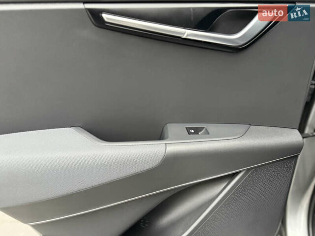 Серый Киа Niro, объемом двигателя 0 л и пробегом 54 тыс. км за 26700 $, фото 90 на Automoto.ua