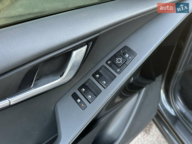 Серый Киа Niro, объемом двигателя 0 л и пробегом 80 тыс. км за 23750 $, фото 57 на Automoto.ua
