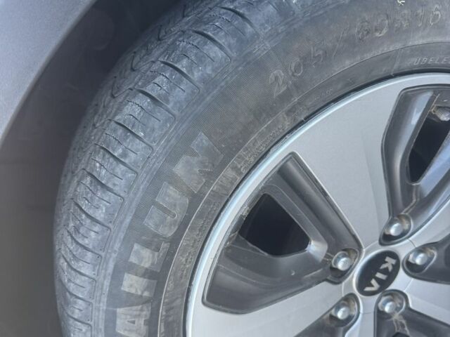 Синий Киа Niro, объемом двигателя 1.6 л и пробегом 162 тыс. км за 14999 $, фото 5 на Automoto.ua