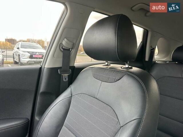 Синий Киа Niro, объемом двигателя 1.58 л и пробегом 119 тыс. км за 18300 $, фото 30 на Automoto.ua