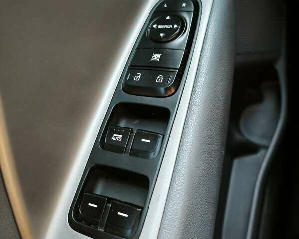 Синий Киа Niro, объемом двигателя 1.58 л и пробегом 156 тыс. км за 17500 $, фото 6 на Automoto.ua