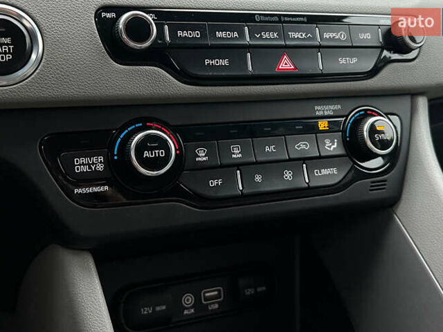 Синій Кіа Niro, об'ємом двигуна 1.58 л та пробігом 110 тис. км за 18300 $, фото 15 на Automoto.ua