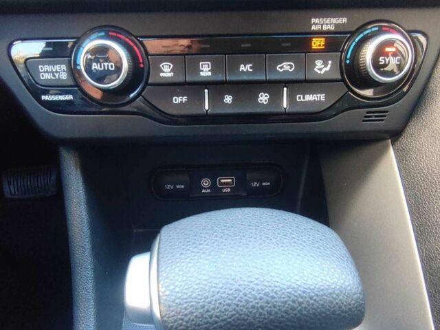 Синій Кіа Niro, об'ємом двигуна 1.6 л та пробігом 178 тис. км за 16800 $, фото 9 на Automoto.ua