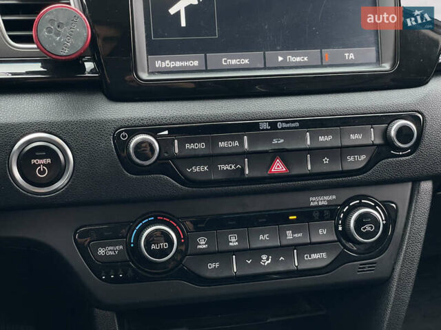 Синій Кіа Niro, об'ємом двигуна 0 л та пробігом 130 тис. км за 18455 $, фото 57 на Automoto.ua