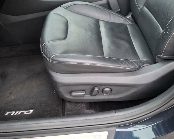 Синій Кіа Niro, об'ємом двигуна 1.58 л та пробігом 67 тис. км за 17800 $, фото 15 на Automoto.ua
