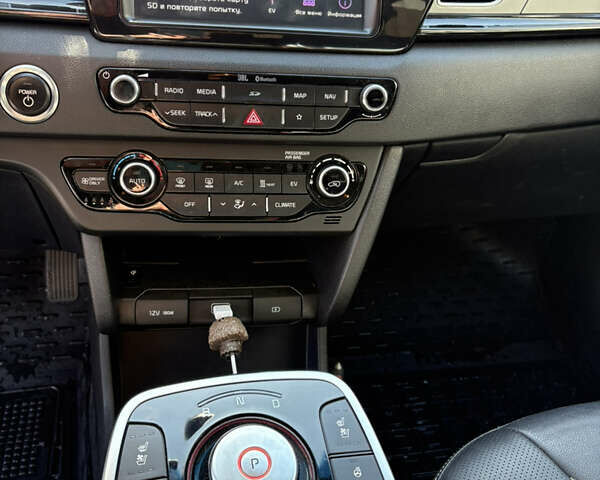 Синій Кіа Niro, об'ємом двигуна 0 л та пробігом 100 тис. км за 19300 $, фото 10 на Automoto.ua