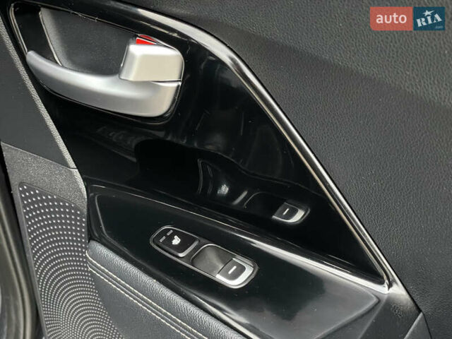 Синій Кіа Niro, об'ємом двигуна 0 л та пробігом 130 тис. км за 18455 $, фото 37 на Automoto.ua